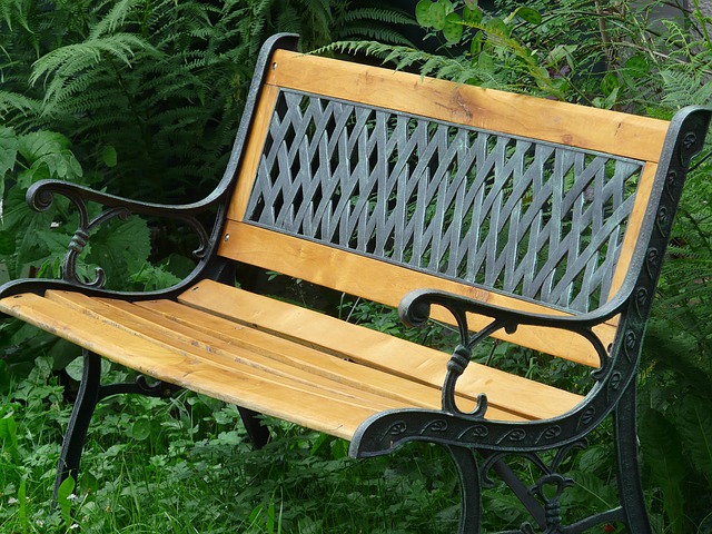 Ławka ogrodowa zamiast foteli i krzeseł